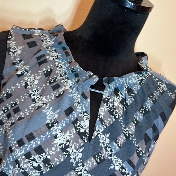 CABI Graph (3451) sleeveless top - Picture 3 of 8